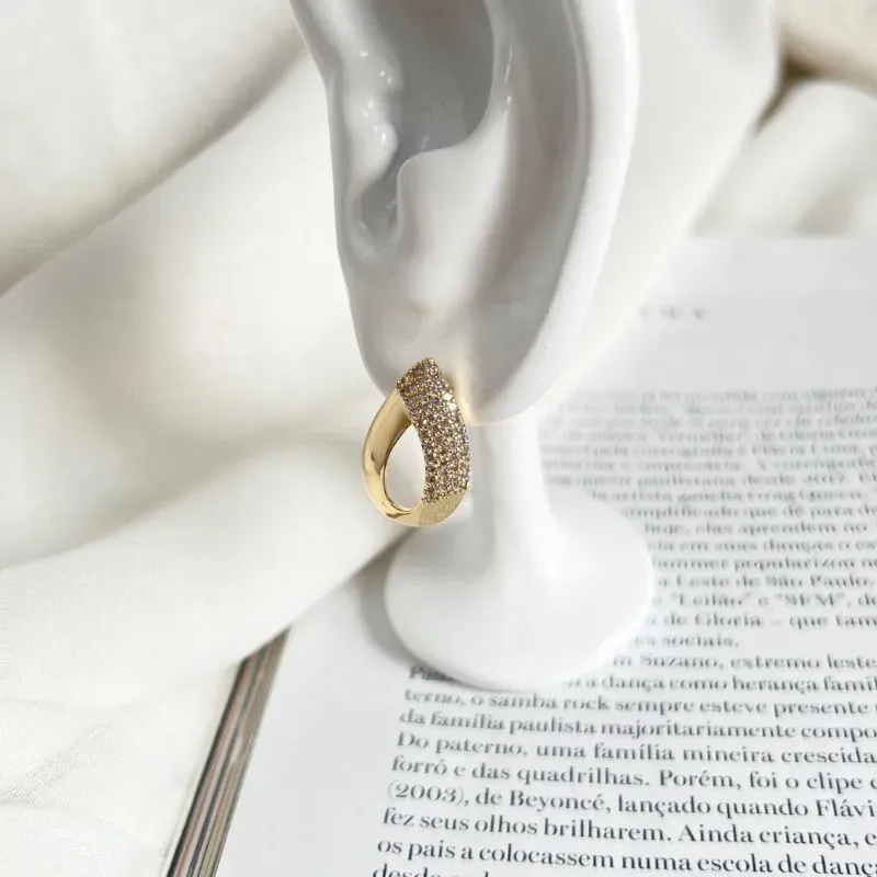 BRINCO GOTA PINO VAZADO COM DETALHE EM MICRO ZIRCONIA