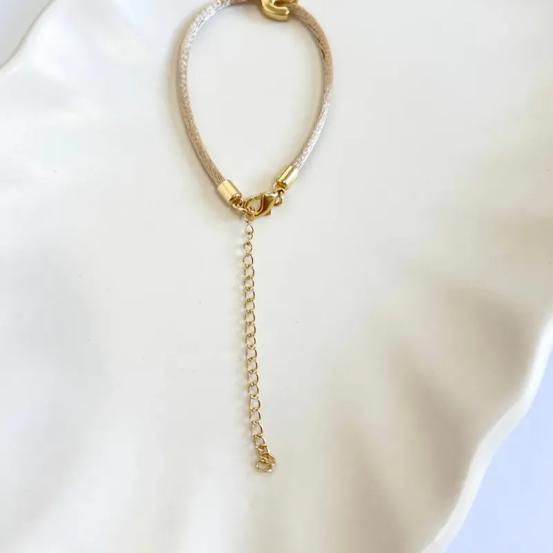 PULSEIRA FIO DE CERA COM PINGENTE DE LETRA - J