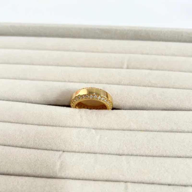 ANEL COM ZIRCONIAS CRISTAIS NAS BORDAS