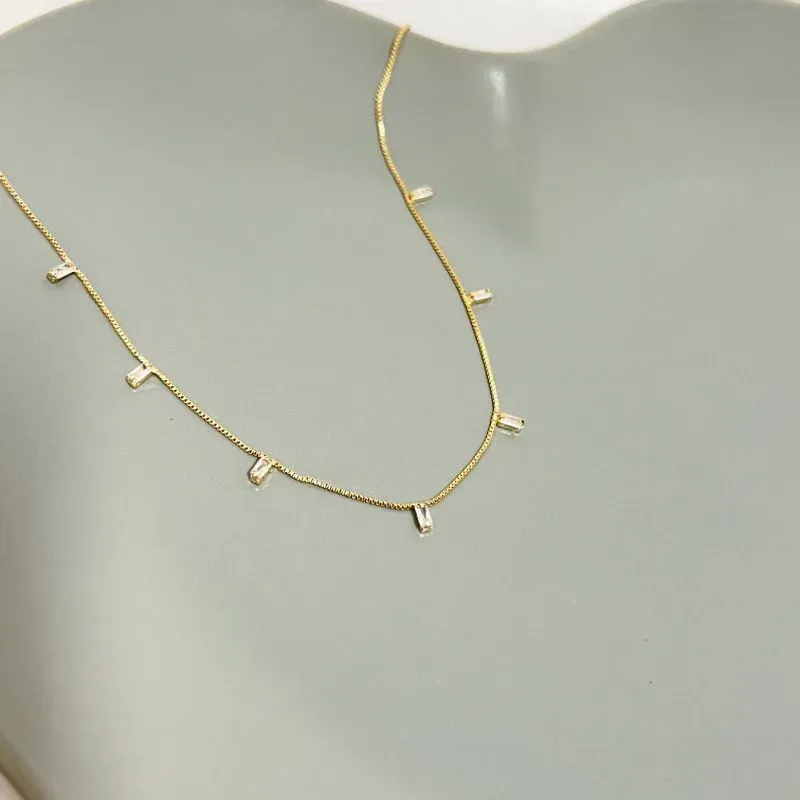 COLAR CHOKER COM 7 MINI PEDRAS BAGUETE
