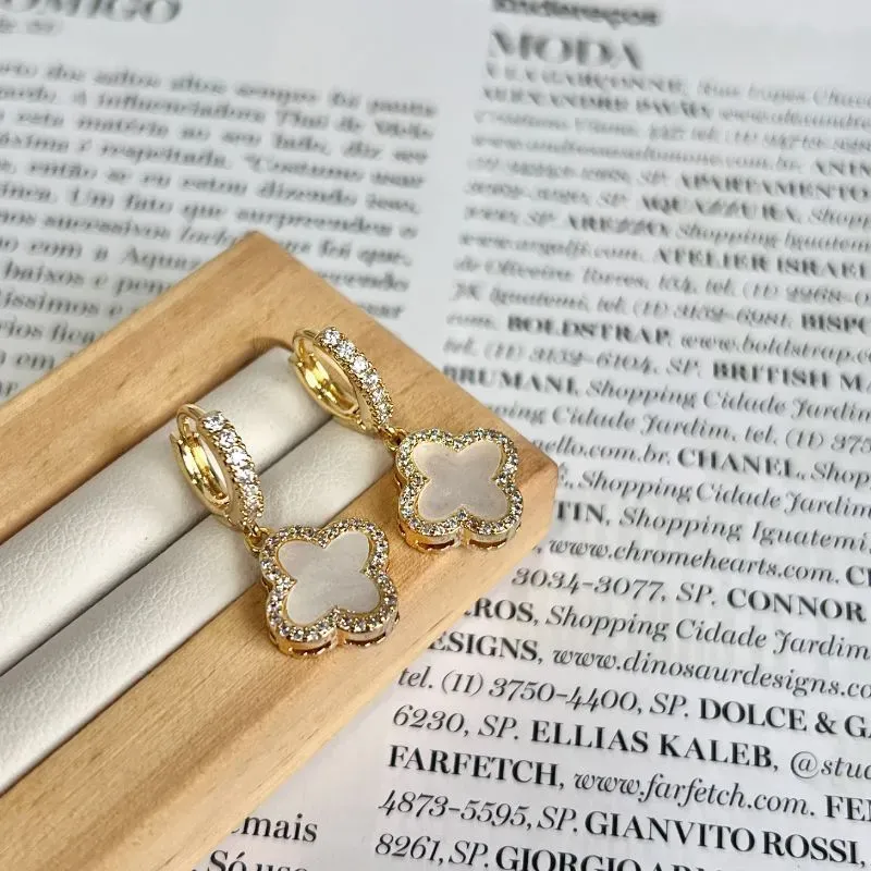 BRINCO ARGOLA CRAVEJADA TREVO DOURADO