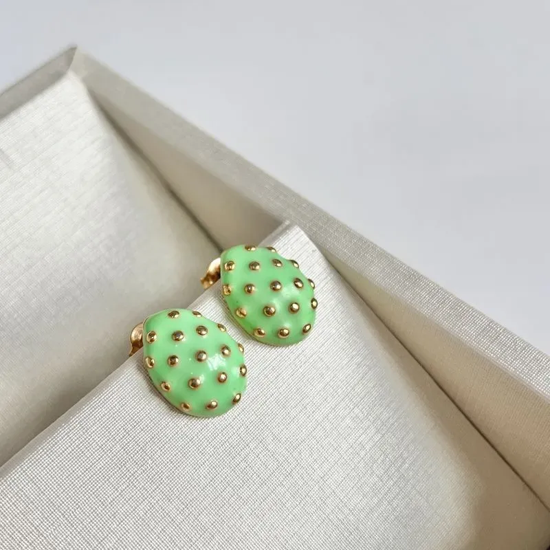 BRINCO GOTA RESINADO VERDE COM DETALHES