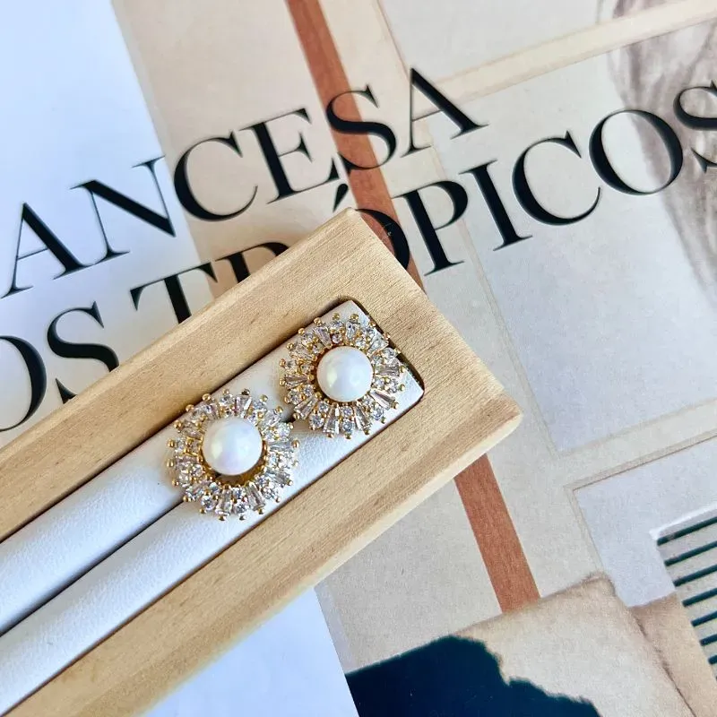 BRINCO PÉROLA SHELL E ZIRCONIAS BAGUETES