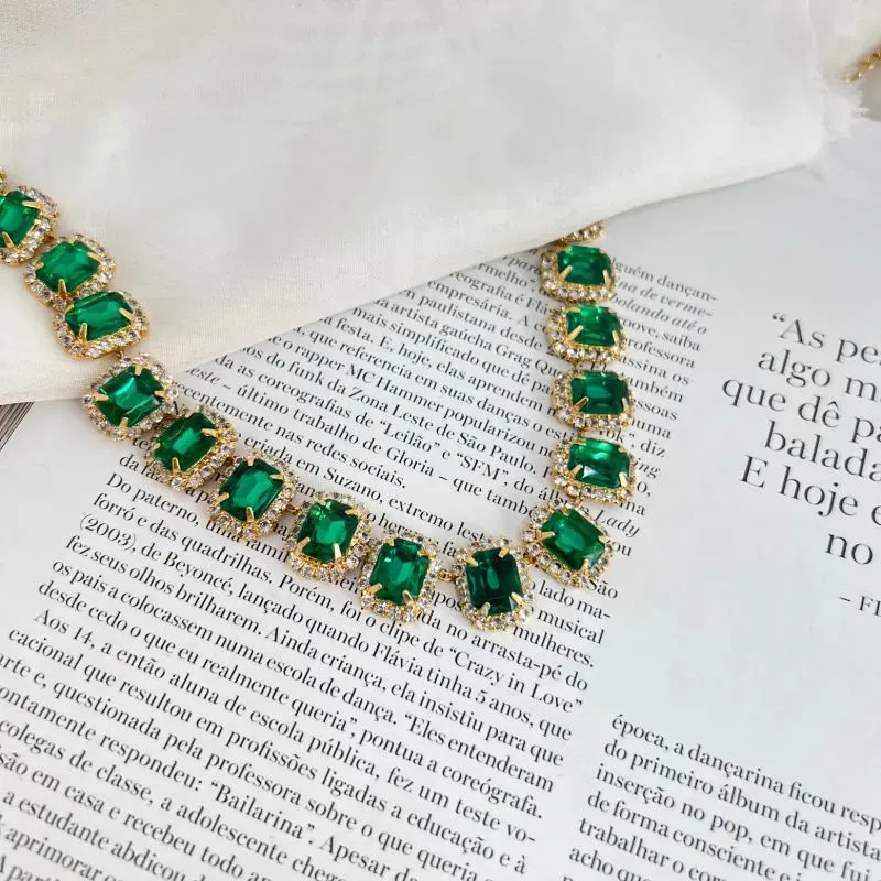 COLAR ESMERALDA EM STRASS