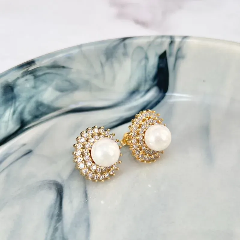 BRINCO PÉROLA SHELL E 2 CÍRCULOS DE ZIRCONIAS