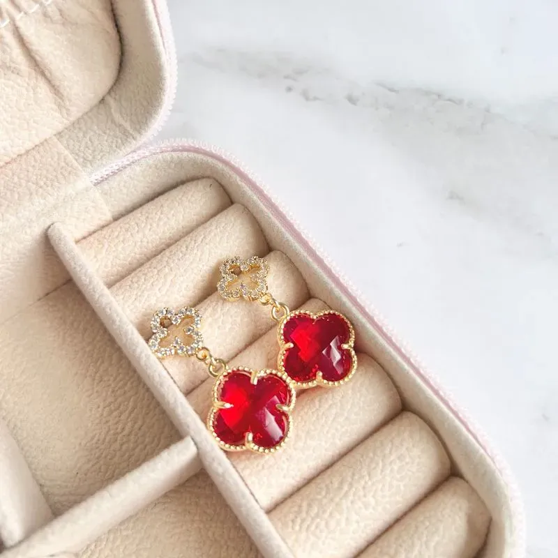 BRINCO TREVO CRAVEJADO COM VERMELHO