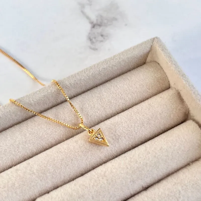 COLAR TRIÂNGULO COM MICRO ZIRCONIA
