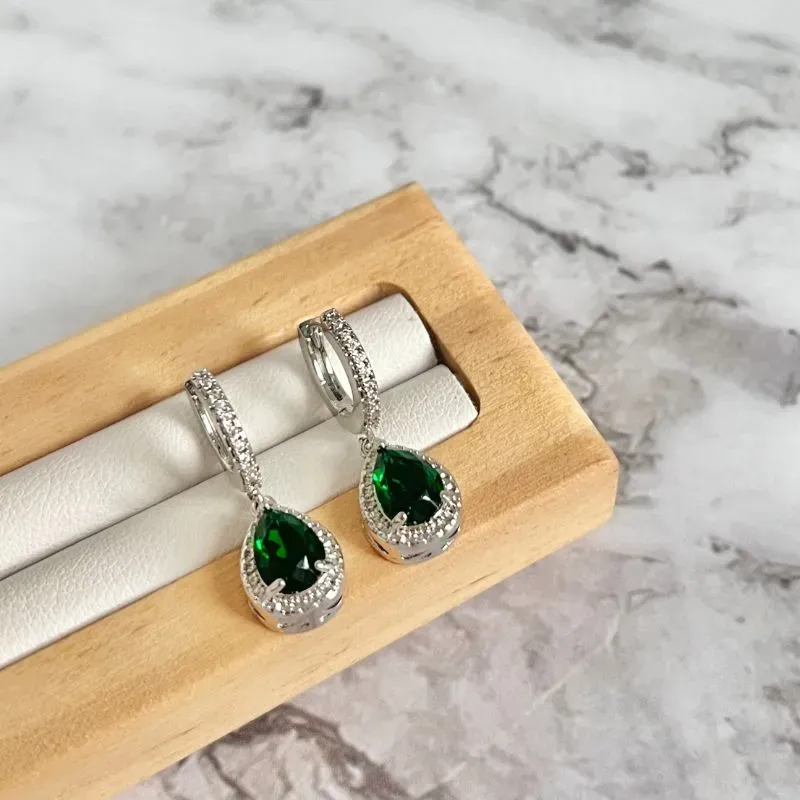 BRINCO ARGOLA ARTICULADA COM PINGENTE GOTA ESMERDALDA