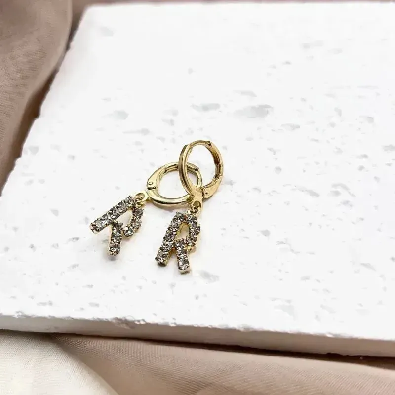 BRINCO ARGOLA DE CLICK LETRAS STRASS - R