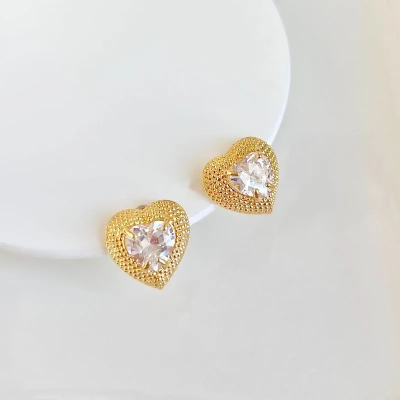 BRINCO CORAÇÃO ZIRCONIA COM ACABAMENTO