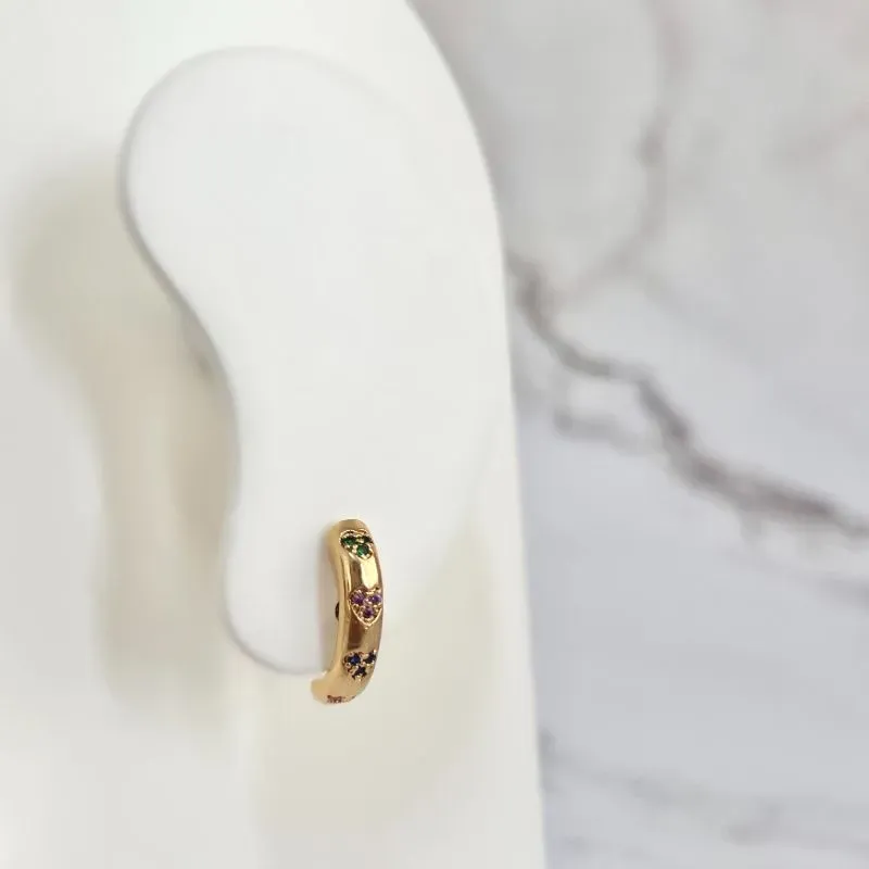 BRINCO EAR HOOK COM CORAÇÕES COLORIDOS