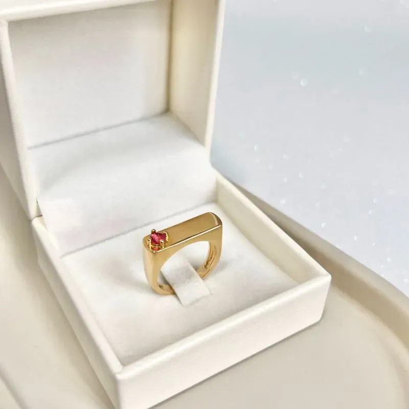 ANEL QUADRADO COM PEDRA NO CANTO - VERMELHO