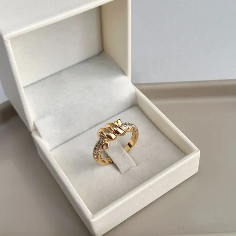 ANEL TORCIDO COM ARO DE MICRO ZIRCONIAS