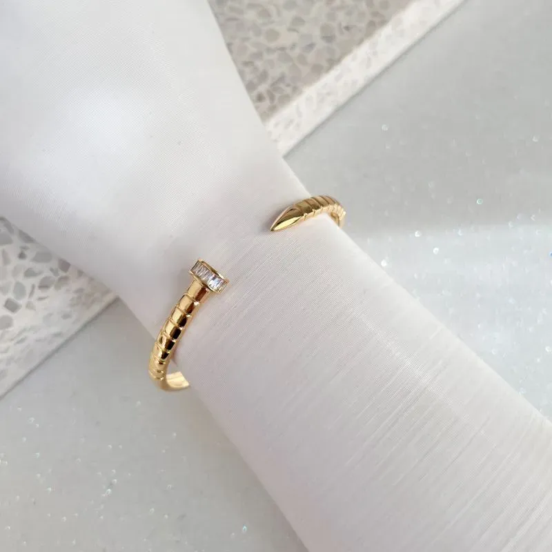 BRACELETE PREGO ABERTO COM ZIRCONIAS BAGUETES