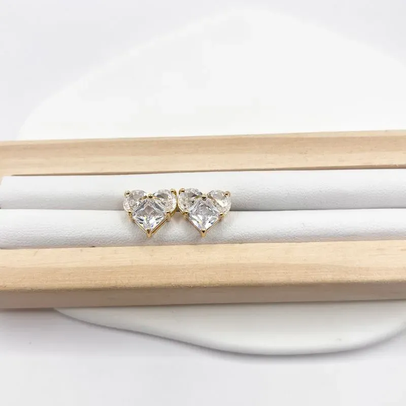 BRINCO 3 PEDRAS QUE FORMAM CORAÇÃO