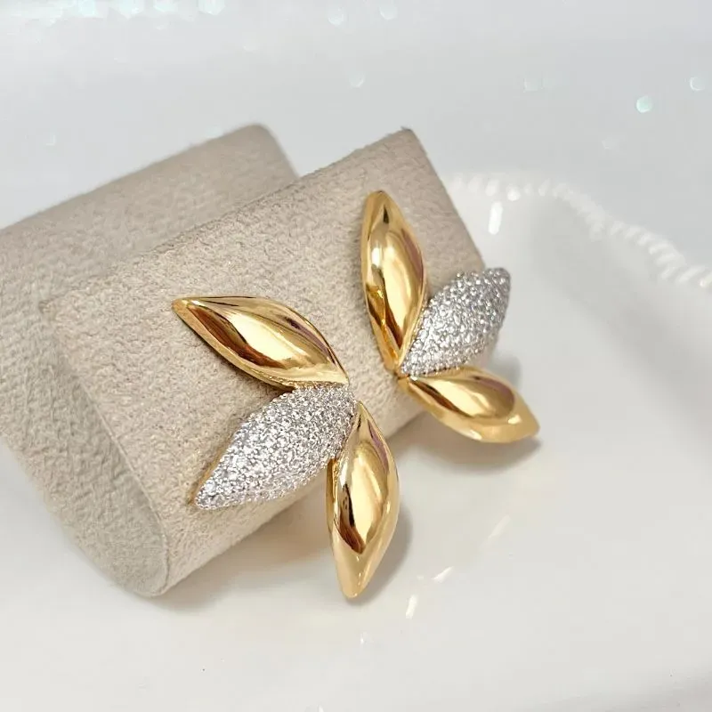 BRINCO 3 PETÁLAS COM MICRO ZIRCONIAS