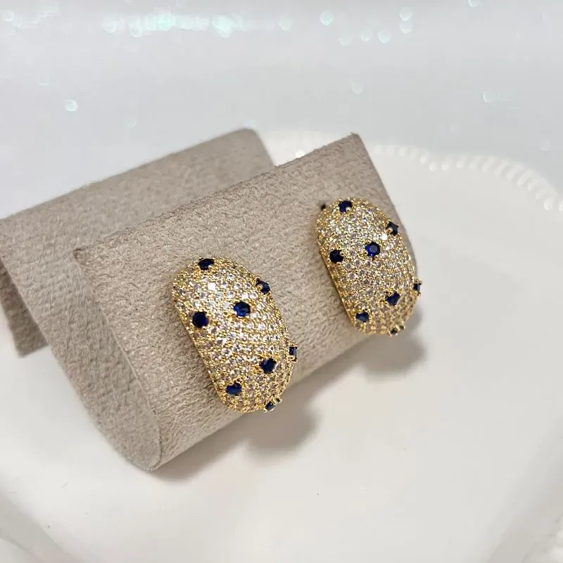 BRINCO CRAVEJADO E PONTOS DE LUZ AZUL - SAFIRA