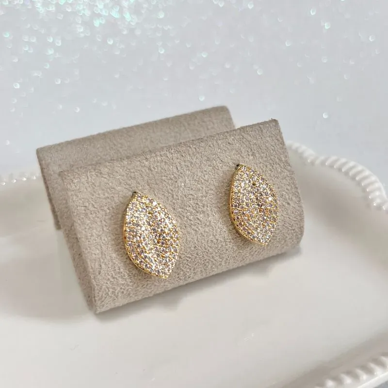 BRINCO FOLHA CRAVEJADA