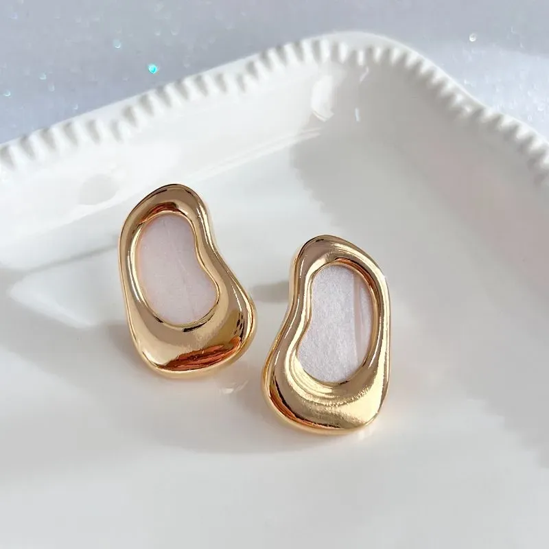 BRINCO ORGÂNICO PEDRA ACRÍLICA EM MADRE PÉROLA