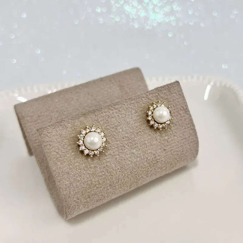 BRINCO PEQUENO PÉROLA SHELL COM ZIRCONIAS