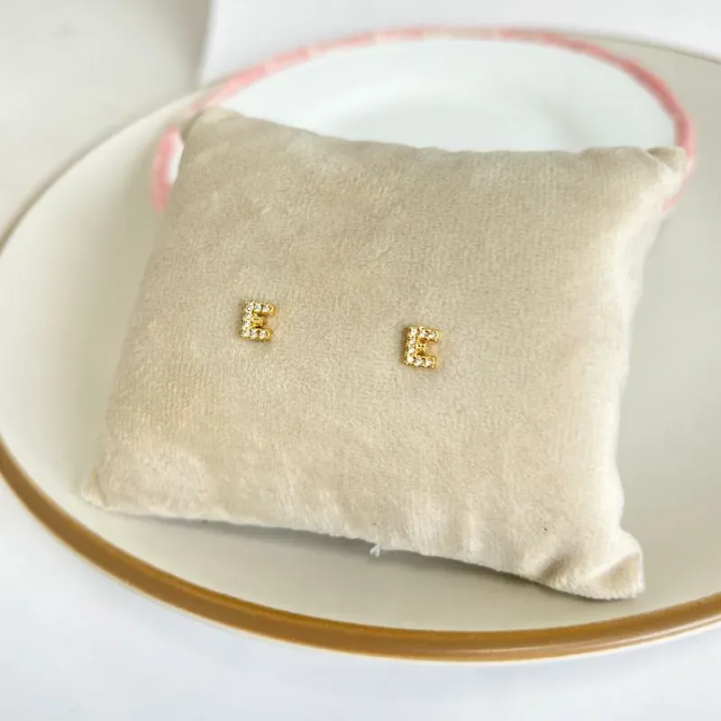 BRINCO SEGUNDO FURO LETRA CRAVEJADA - E