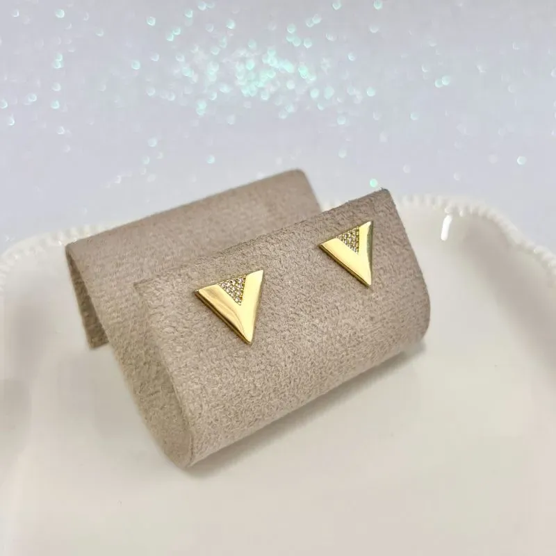 BRINCO TRIÂNGULO CRAVEJADO