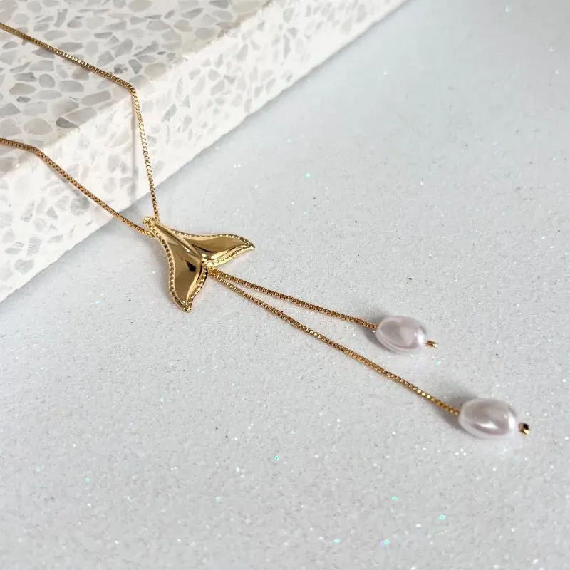 COLAR GRAVATINHA RABO DE BALEIA COM 2 PÉROLAS