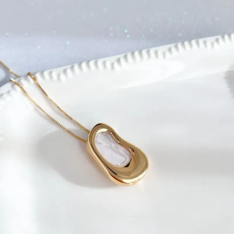 COLAR ORGÂNICO PEDRA ACRÍLICA MADRE PÉROLA