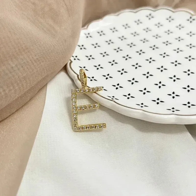 PINGENTE LETRA CRAVEJADA - E