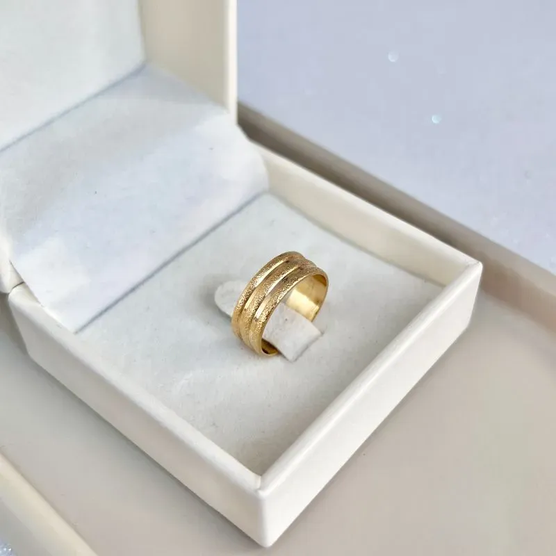 ANEL ALIANÇA 3 FRISOS GRANITADOS