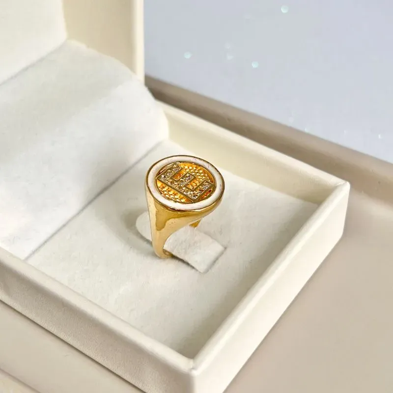 ANEL DEDINHO LETRA RESINA - E