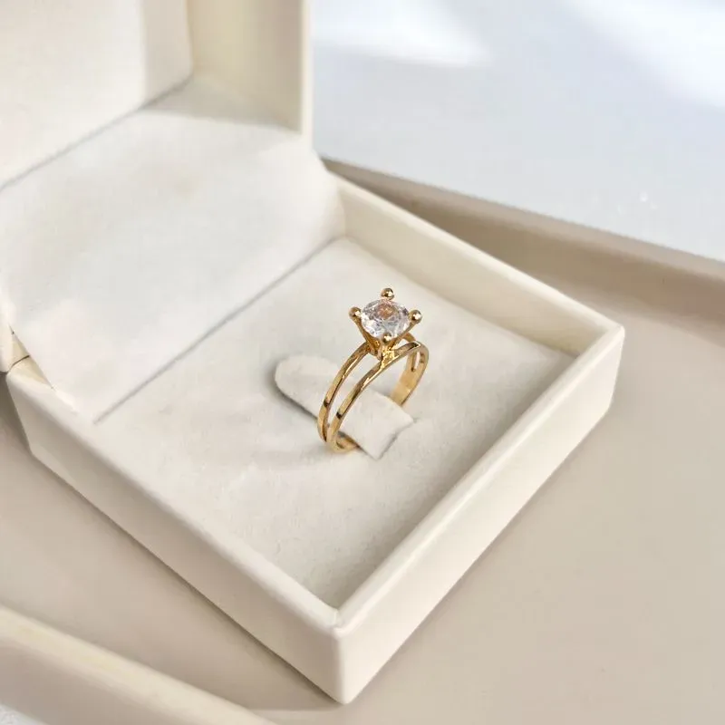 ANEL SOLITÁRIO ARO DUPLO COM PEDRA ALTA