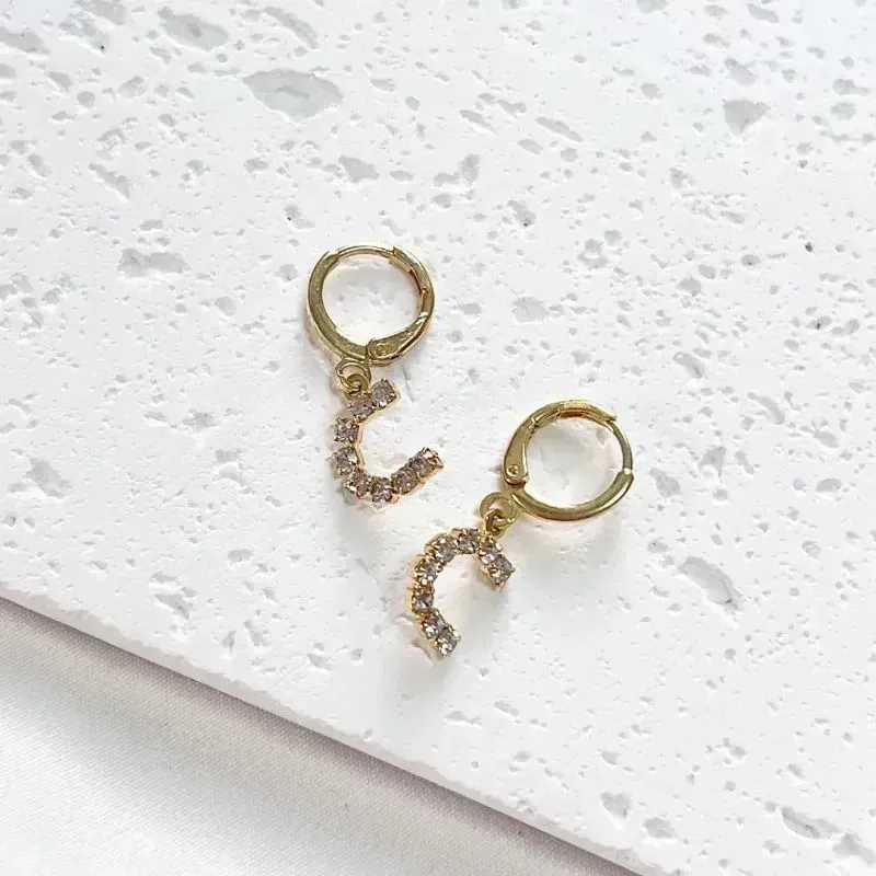 BRINCO ARGOLA DE CLICK LETRAS STRASS - C