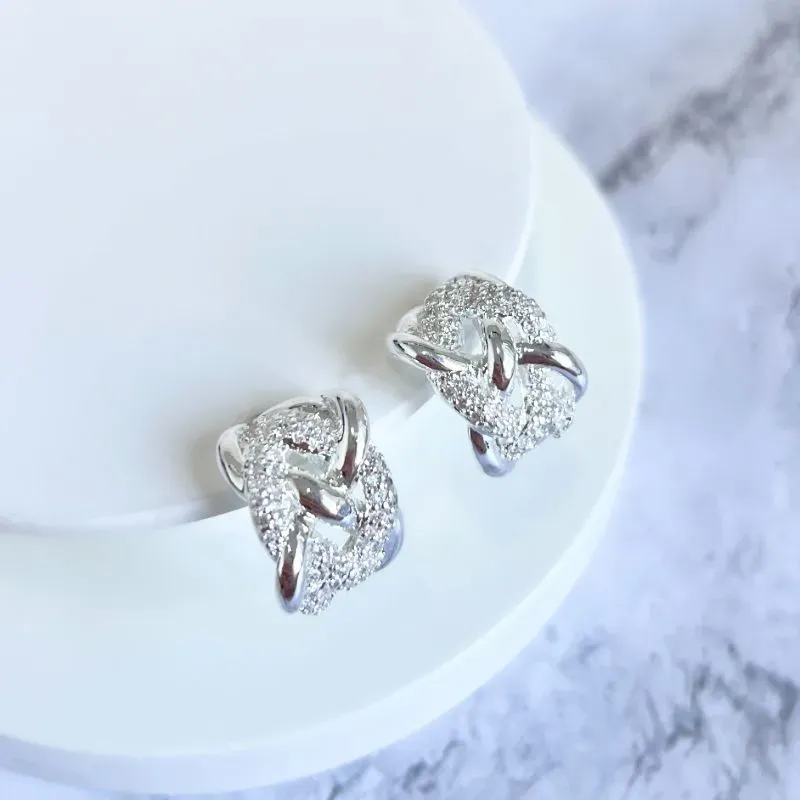 BRINCO ARGOLA PINO TRANÇADA COM MICRO ZIRCONIAS