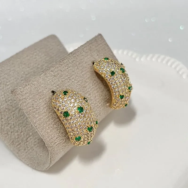 BRINCO CRAVEJADO E PONTOS DE LUZ VERDE ESMERALDA