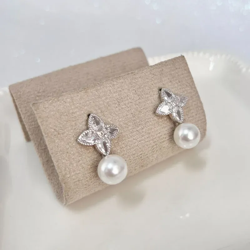 BRINCO TREVO LOUIS VUITTON COM PÉROLA