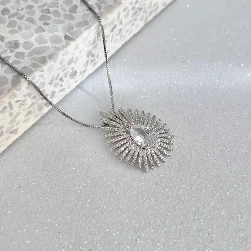 COLAR GOTA ZIRCONIAS COM ACABAMENTO DE MICRO ZIRCONIAS