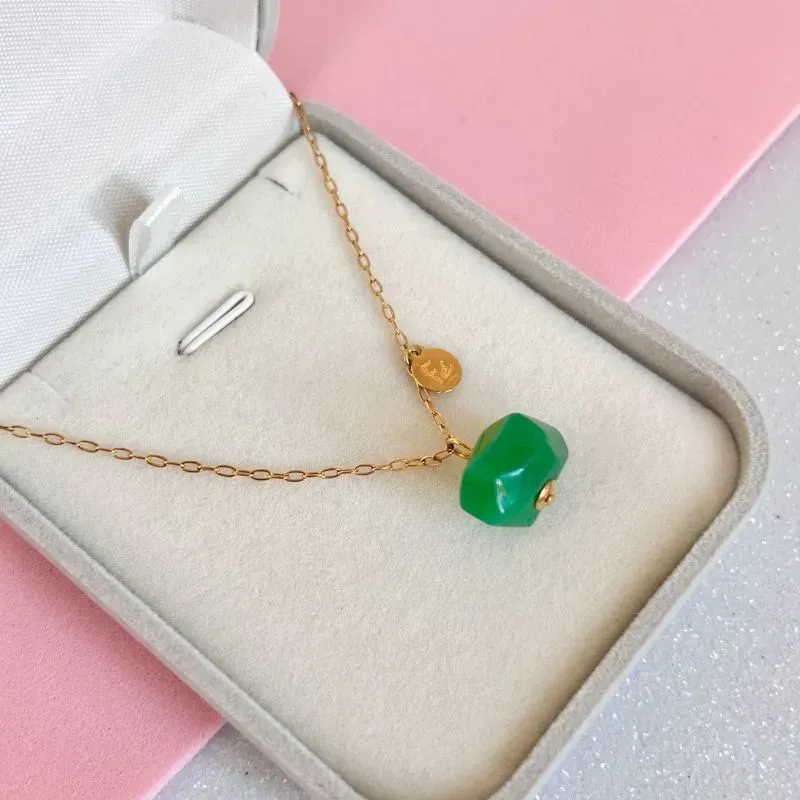 COLAR PEDRA VERDE NATURAL COM PLACA FÉ 60CM