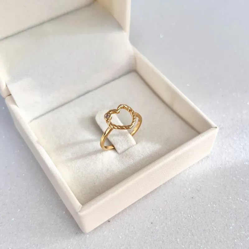 ANEL ARO TORCIDO CORAÇÃO COM UMA PEDRINHA