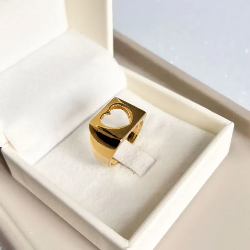 ANEL QUADRADO COM CORAÇÃO VAZADO