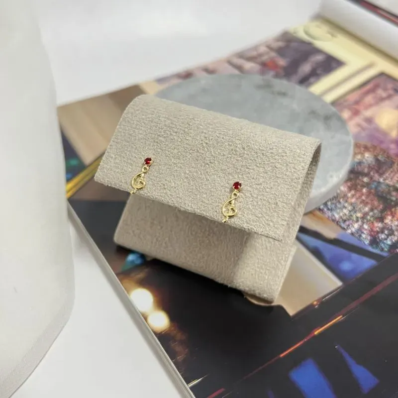 BRINCO CLAVE DE SOL COM PEDRINHA ROSA