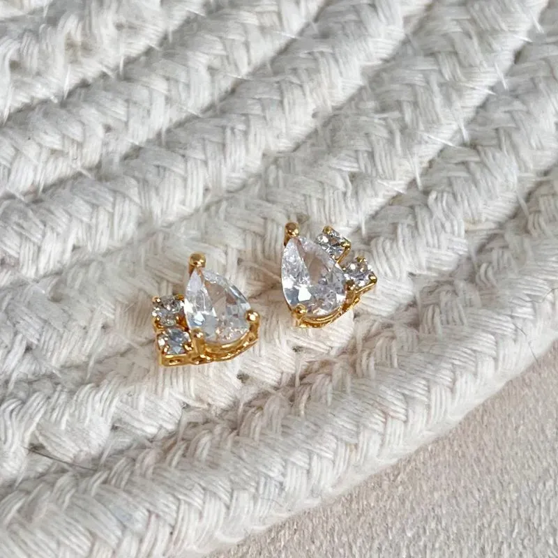 BRINCO GOTA DE ZIRCONIA COM 2 PEDRINHAS