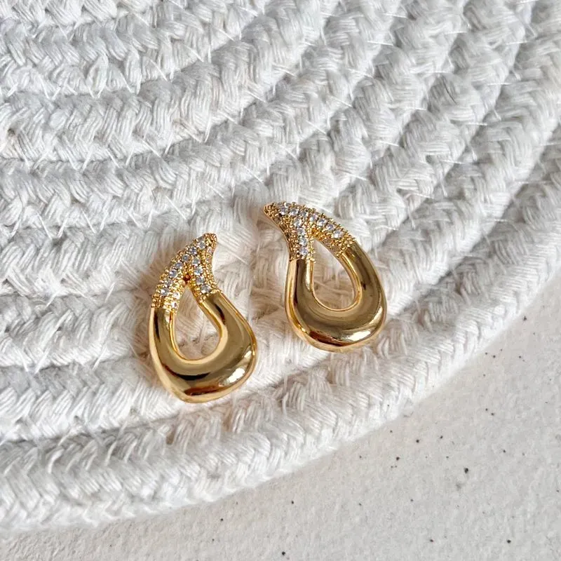 BRINCO GOTA VAZADA COM MICRO ZIRCONIAS