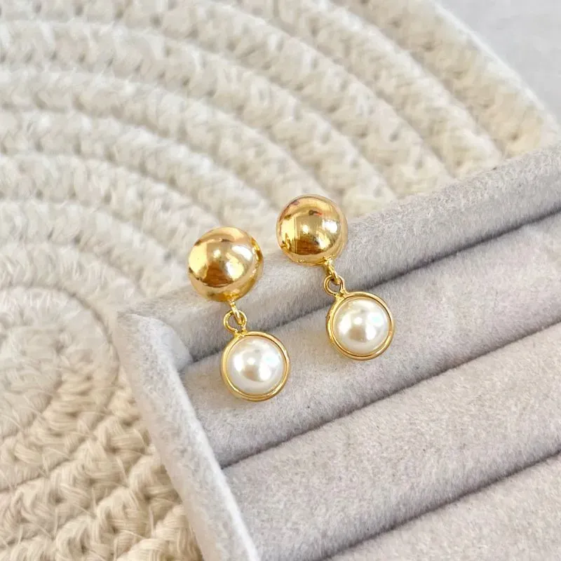 BRINCO PÉROLA ACHATADA PENDURADA