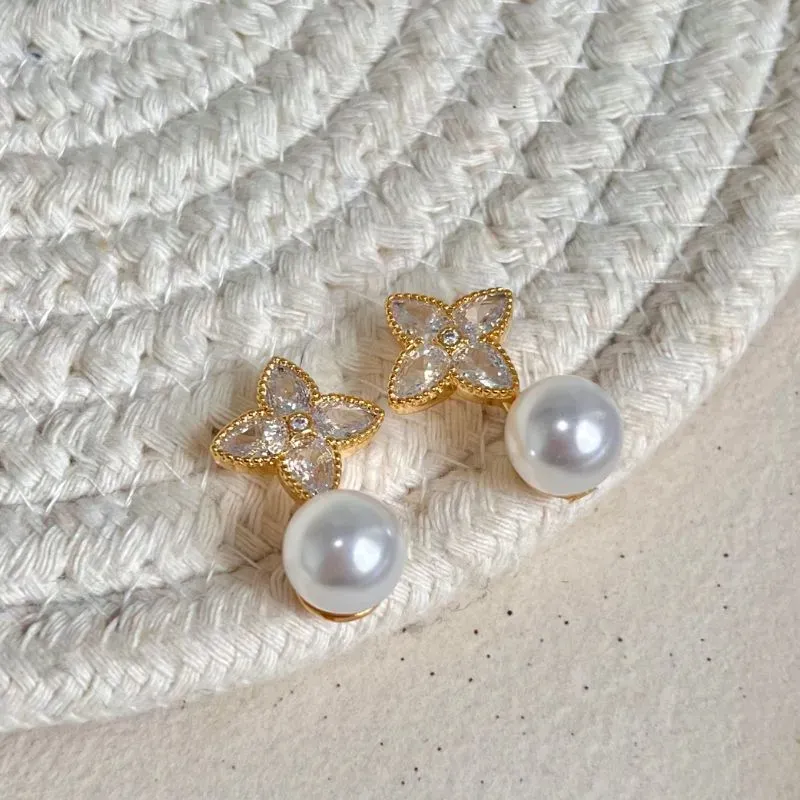 BRINCO TREVO LOUIS VUITTON COM PÉROLA