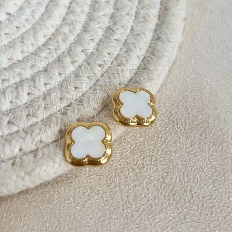 BRINCO TREVO MADRE PÉROLA BRANCA 16MM