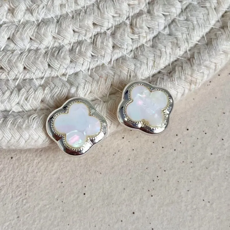 BRINCO TREVO MADRE PÉROLA BRANCA 16MM