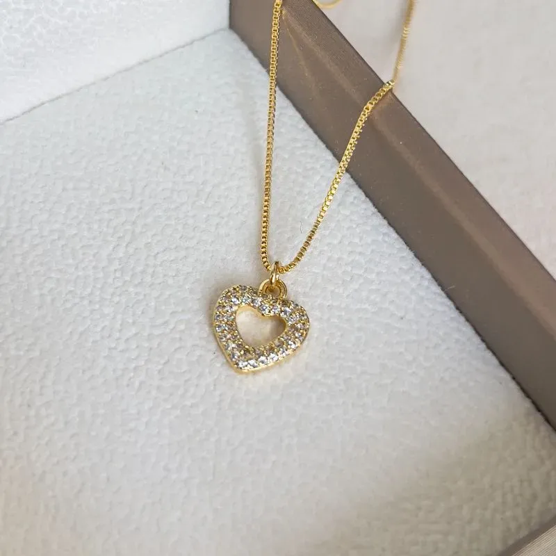 COLAR CORAÇÃO VAZADO E CRAVEJADO 45CM