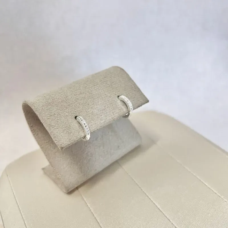 BRINCO ARGOLA ARTICULADA FINA TODA EM ZIRCONIA 1,6CM