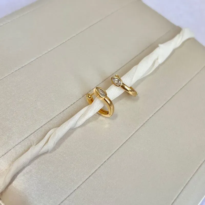 BRINCO ARGOLA COM PEDRA FORMATO GOTA